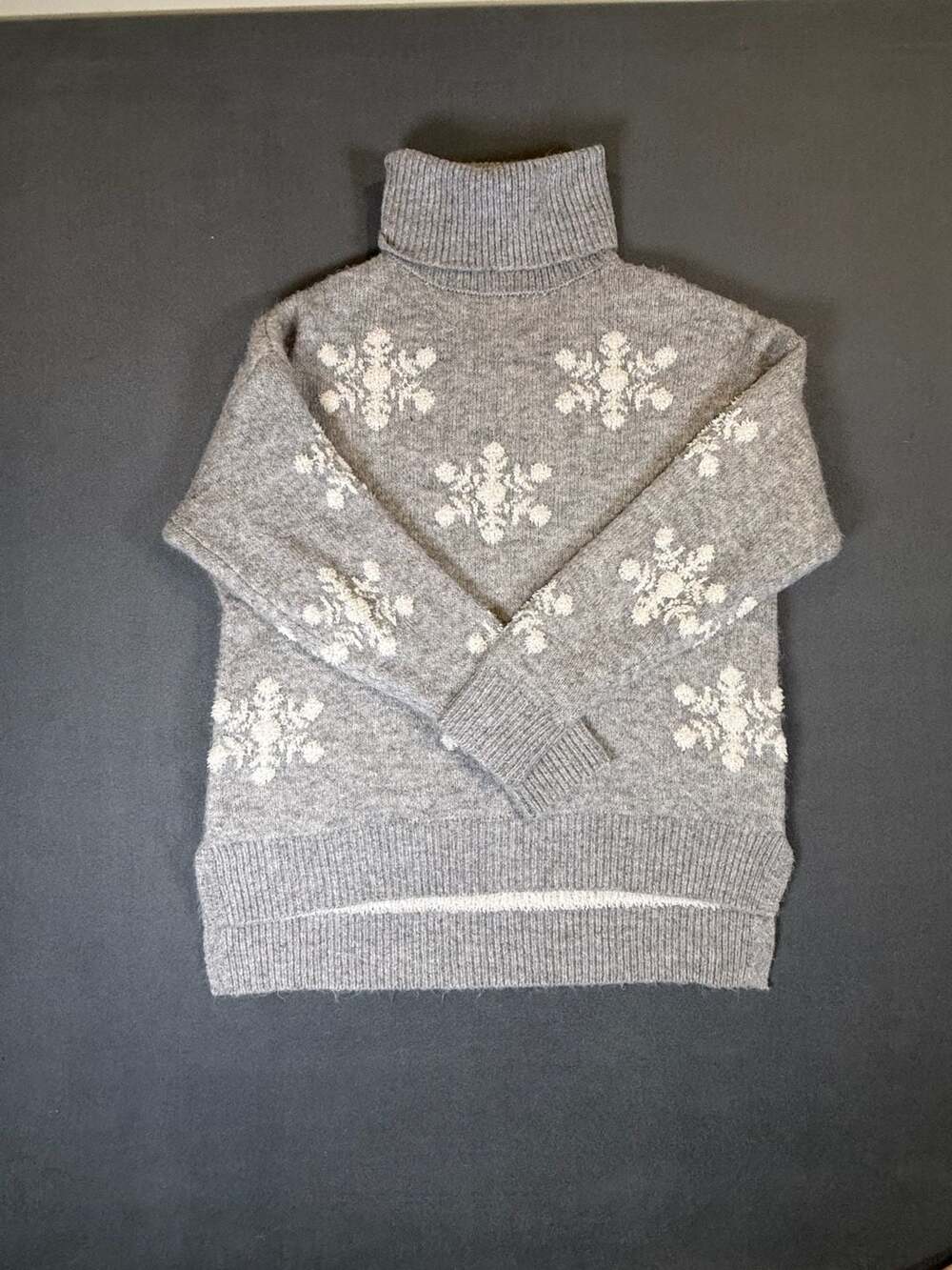 Cupcakes and Cashmere Gray Snowflake Turtleneck Sweater Small Cozy Cottagecore